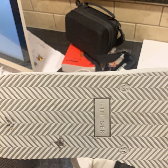 Tommy Hilfiger - Picture 2 of 6